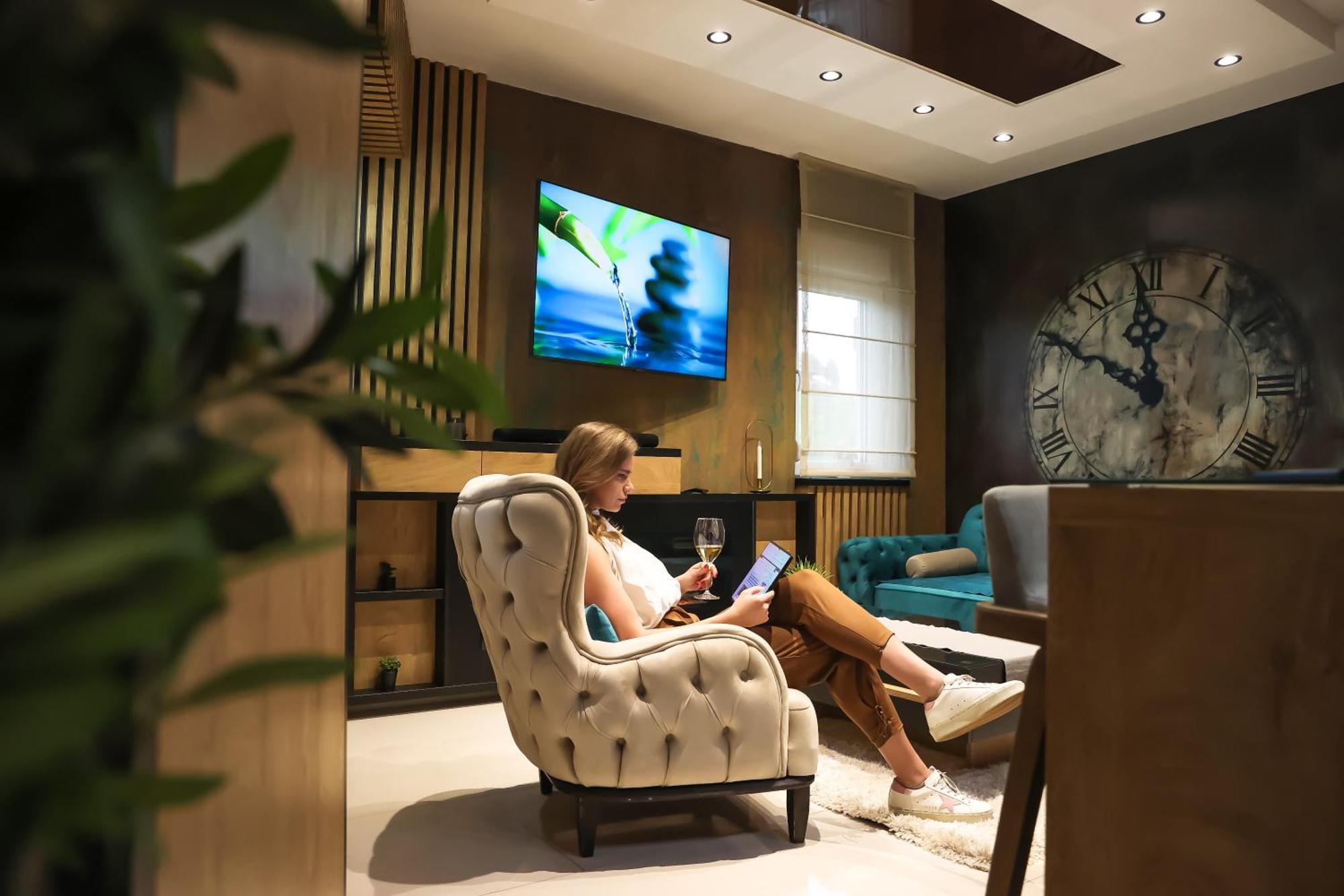 Design Apartment Platinium Spa Lux 5 Star "Havana" Completely Private Wellness & Spa Free Included Sauna & Jacuzzi & Salt Wall & Fire Place & 3D Ceilings & Business Wifi & Netflix & Keyless Code Entry & Full Smart App & Secure 2 Parking Place Чуприя Экстерьер фото