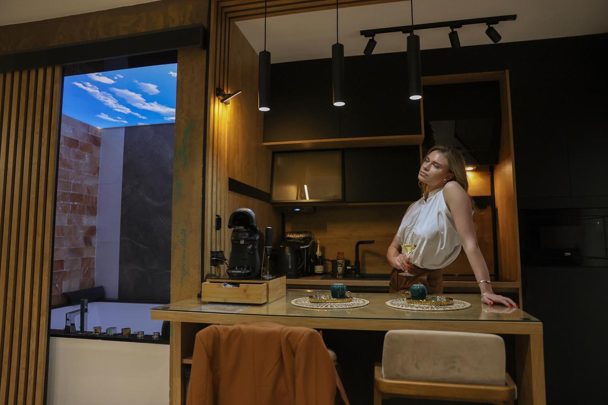 Design Apartment Platinium Spa Lux 5 Star "Havana" Completely Private Wellness & Spa Free Included Sauna & Jacuzzi & Salt Wall & Fire Place & 3D Ceilings & Business Wifi & Netflix & Keyless Code Entry & Full Smart App & Secure 2 Parking Place Чуприя Экстерьер фото