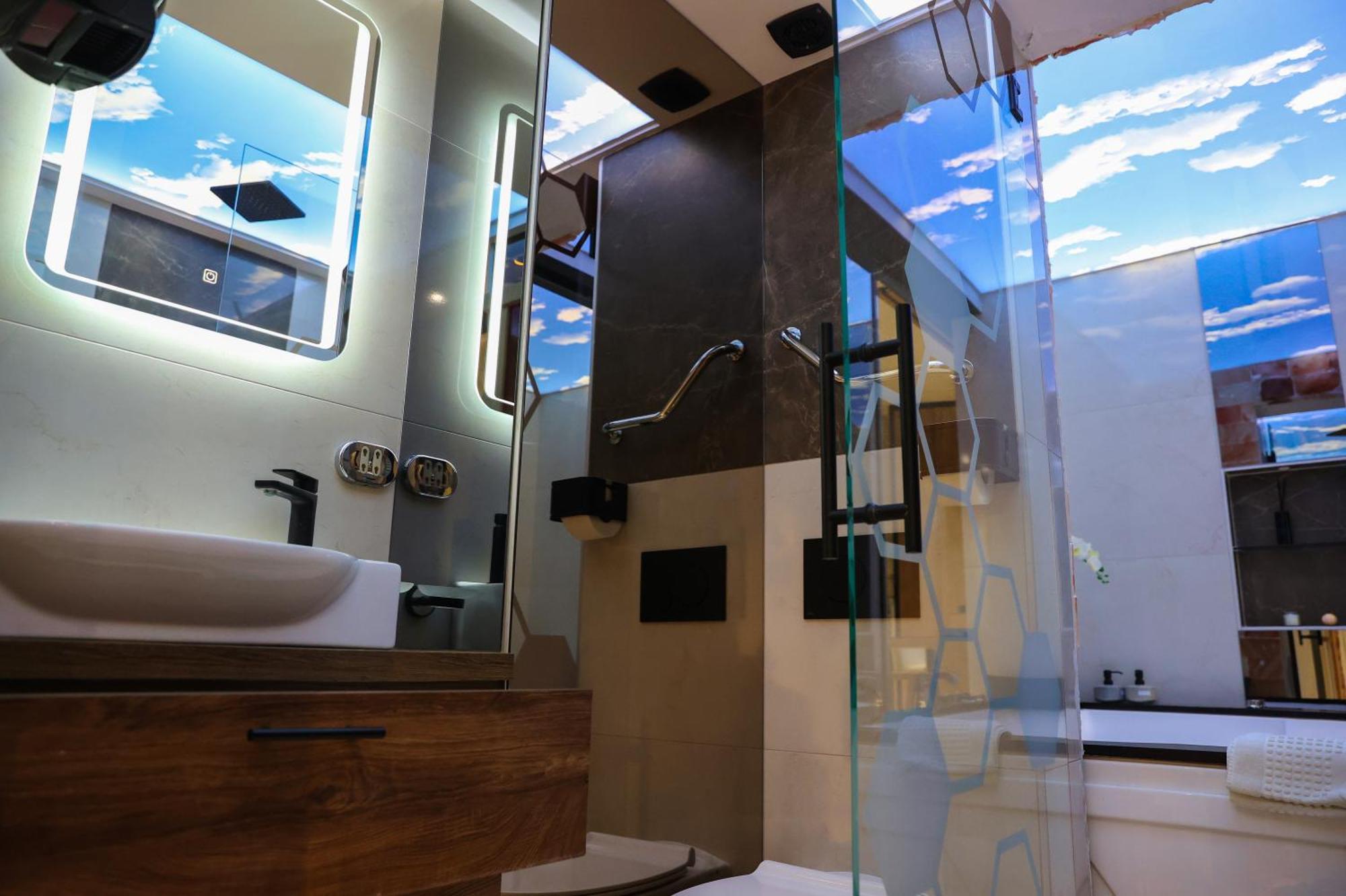 Design Apartment Platinium Spa Lux 5 Star "Havana" Completely Private Wellness & Spa Free Included Sauna & Jacuzzi & Salt Wall & Fire Place & 3D Ceilings & Business Wifi & Netflix & Keyless Code Entry & Full Smart App & Secure 2 Parking Place Чуприя Экстерьер фото
